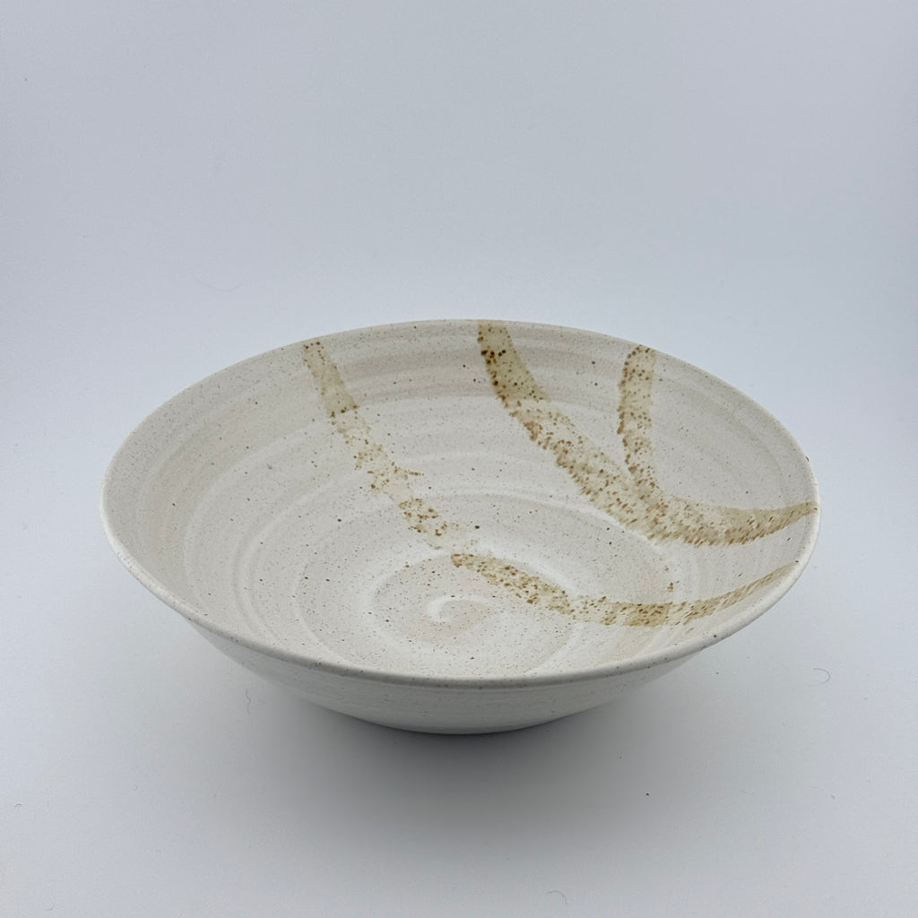 Assiette creuse en grès blanc – Blanc satiné et vanille sablé