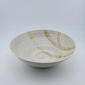 Assiette creuse en grès blanc – Blanc satiné et vanille sablé