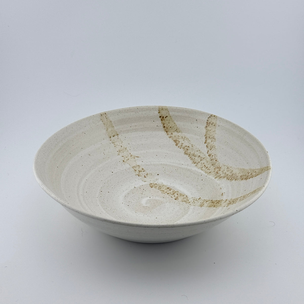 Assiette creuse en grès blanc – Blanc satiné et vanille sablé