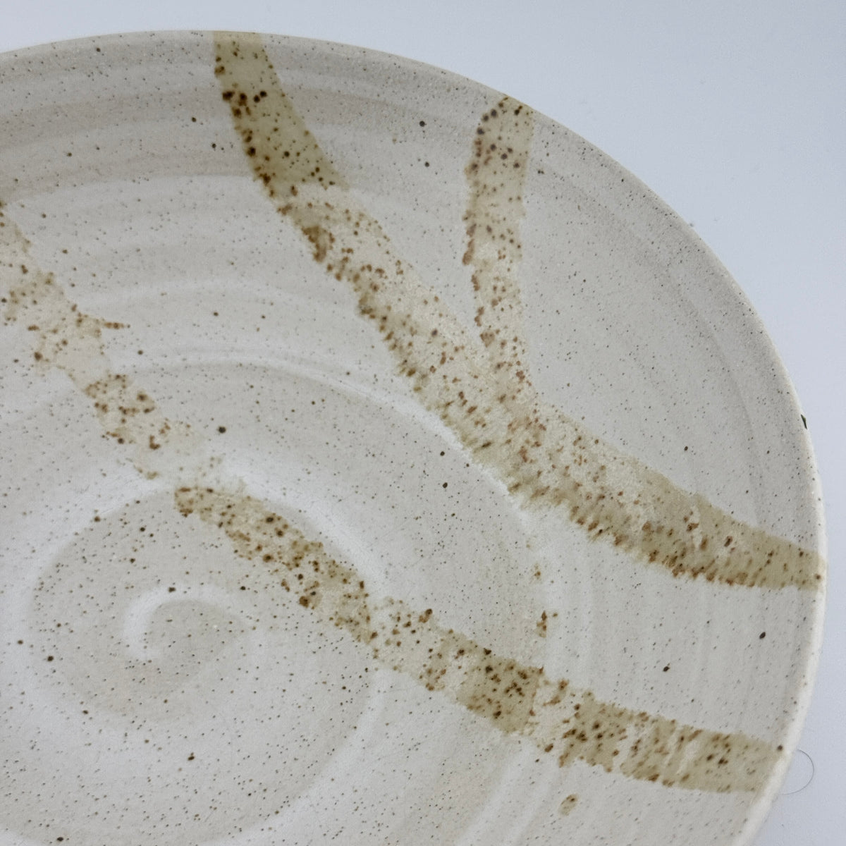 Assiette creuse en grès blanc – Blanc satiné et vanille sablé