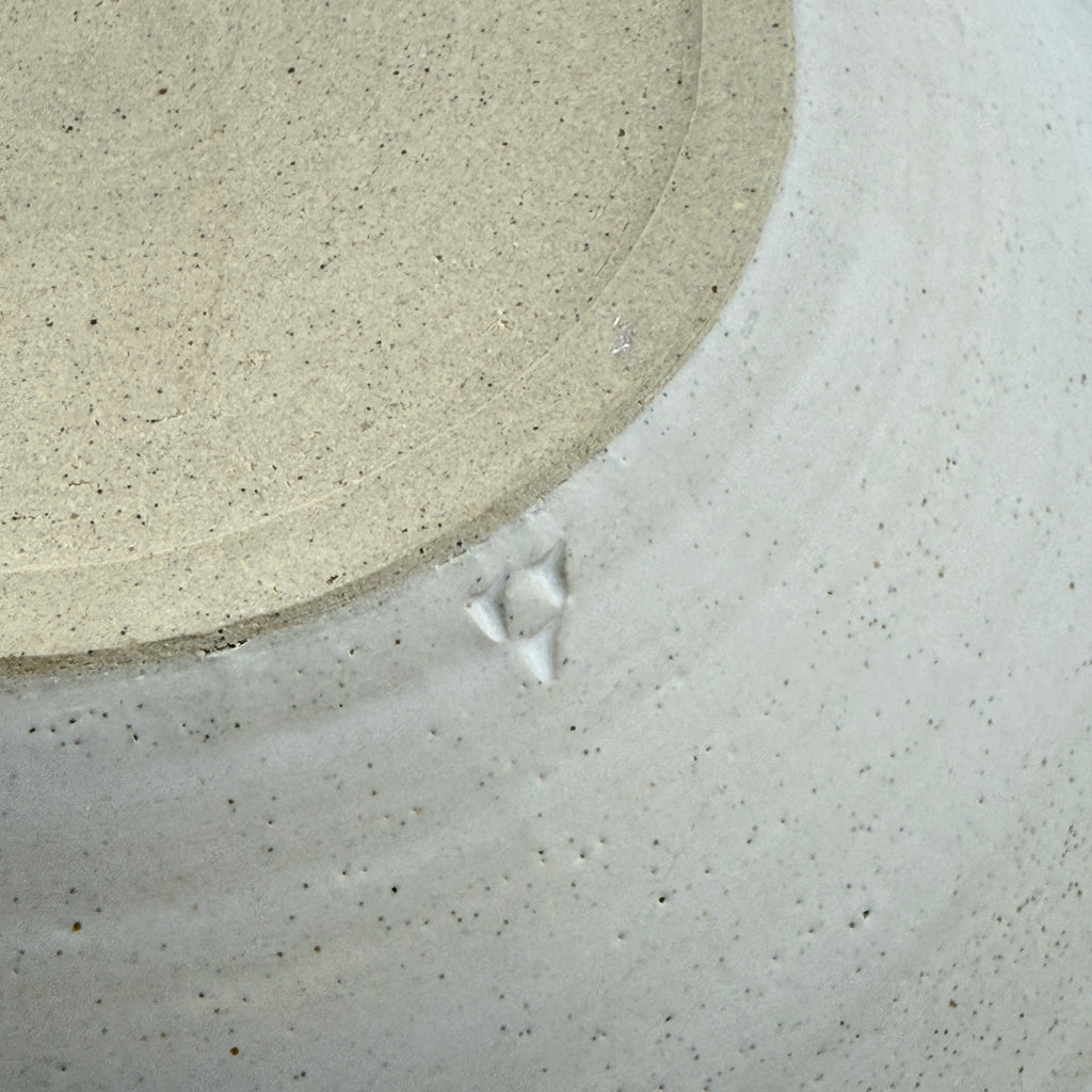 Assiette creuse en grès blanc – Blanc satiné et vanille sablé