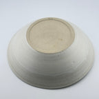 Assiette creuse en grès blanc – Blanc satiné et vanille sablé
