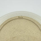 Assiette creuse en grès blanc – Blanc satiné et vanille sablé