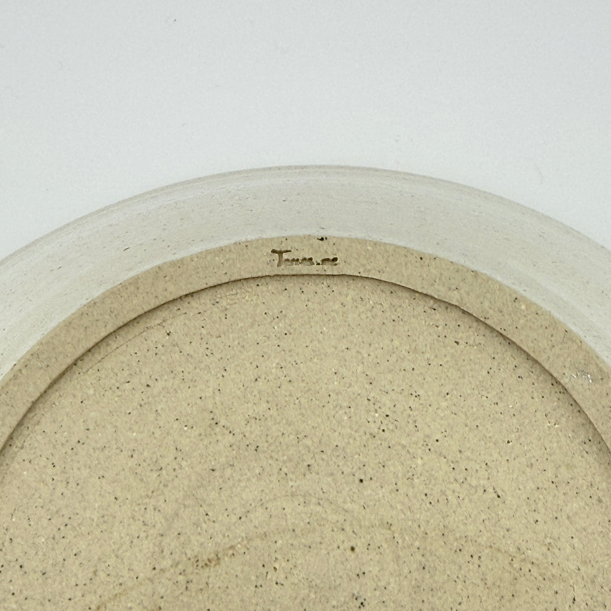 Assiette creuse en grès blanc – Blanc satiné et vanille sablé