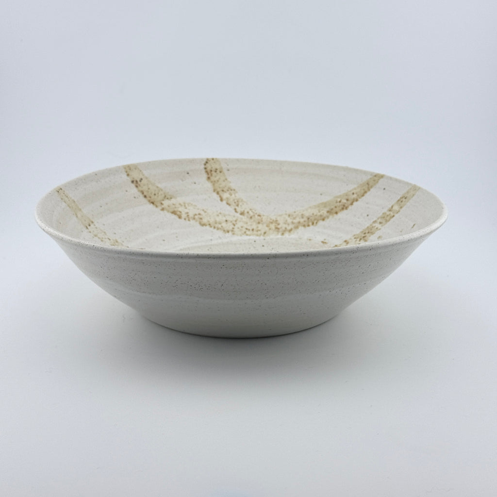 Assiette creuse en grès blanc – Blanc satiné et vanille sablé