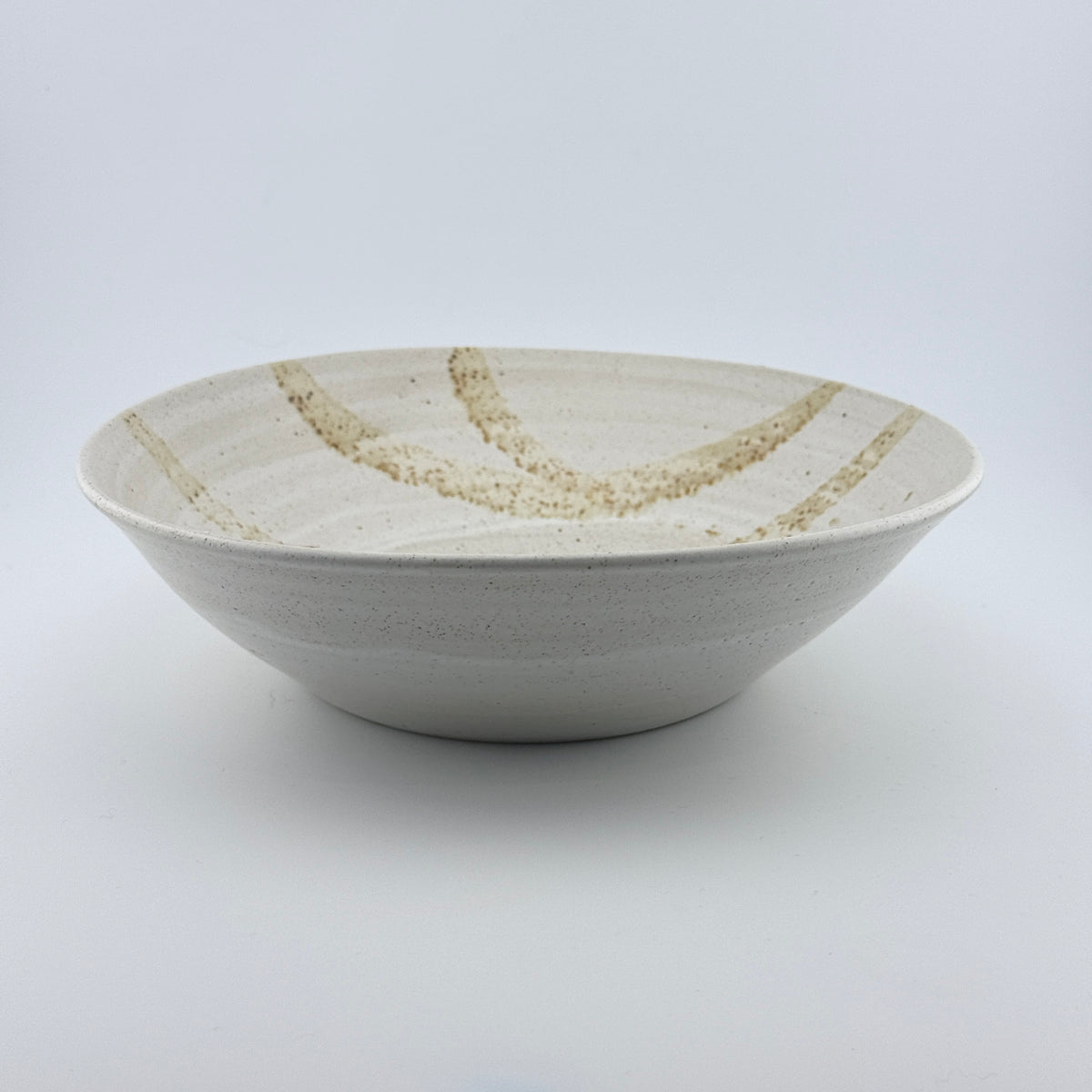 Assiette creuse en grès blanc – Blanc satiné et vanille sablé