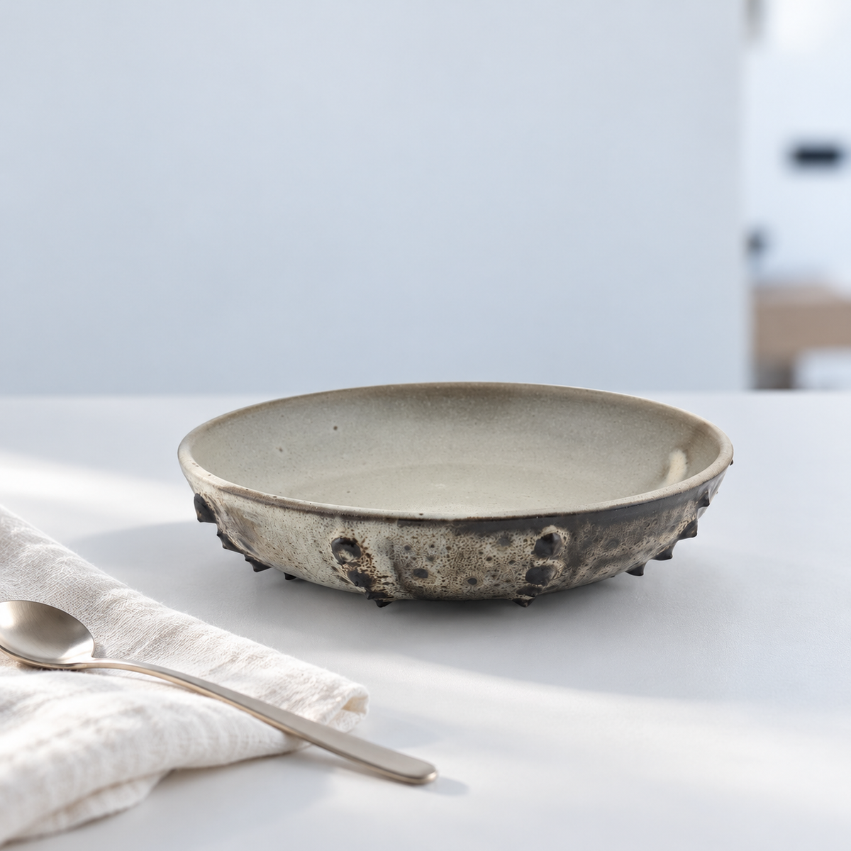 Assiette creuse Oursin en grès rouge – Blanc et noir