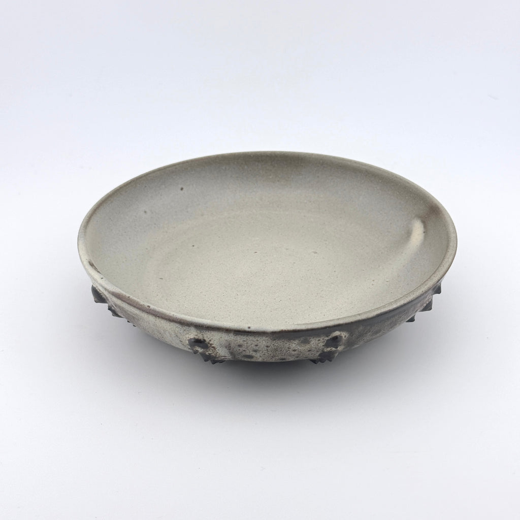 Assiette creuse Oursin en grès rouge – Blanc et noir