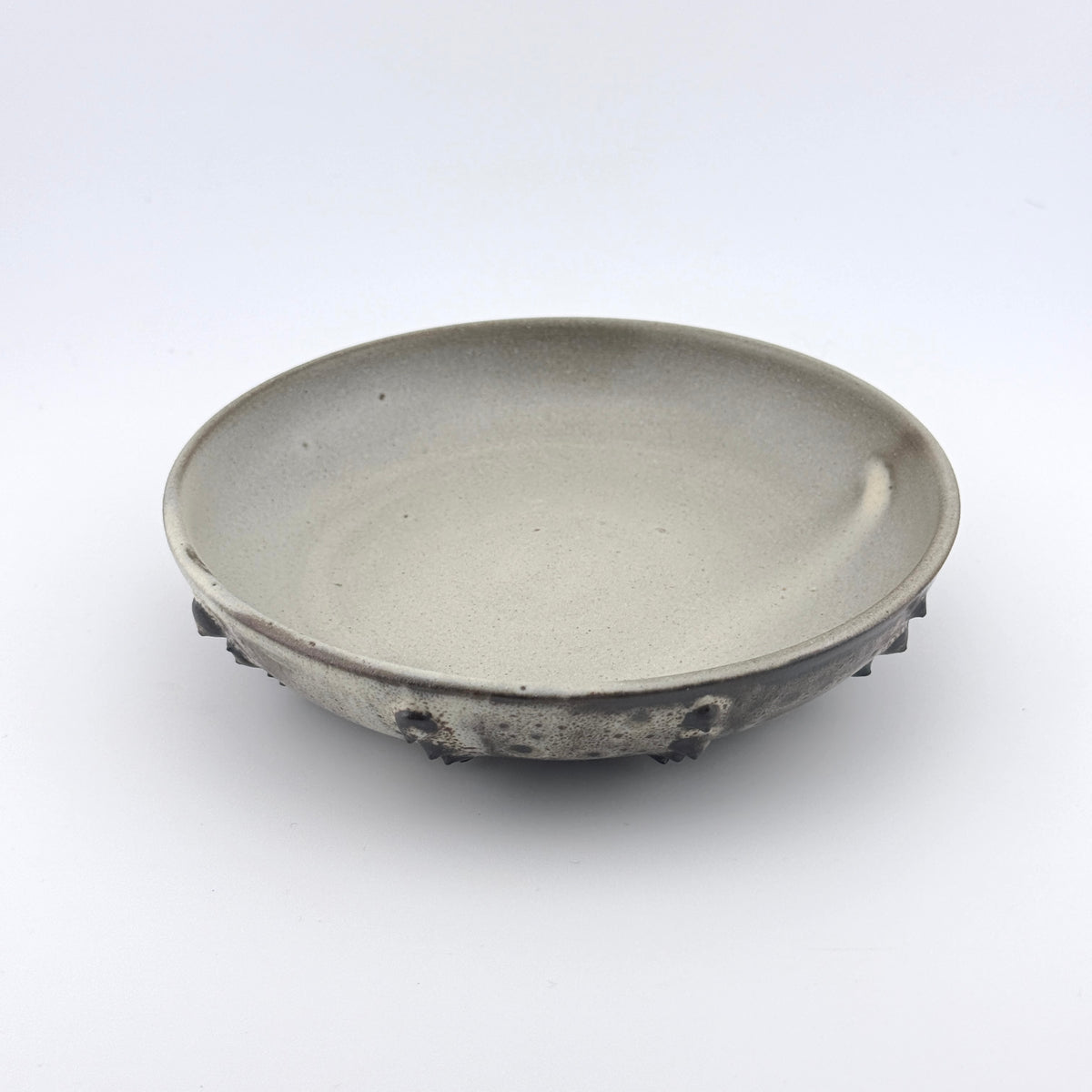 Assiette creuse Oursin en grès rouge – Blanc et noir
