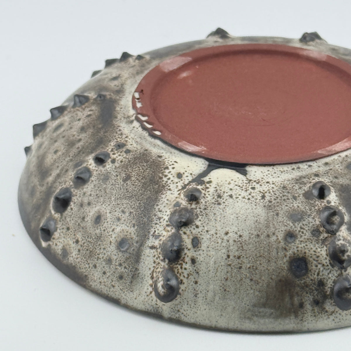 Assiette creuse Oursin en grès rouge – Blanc et noir