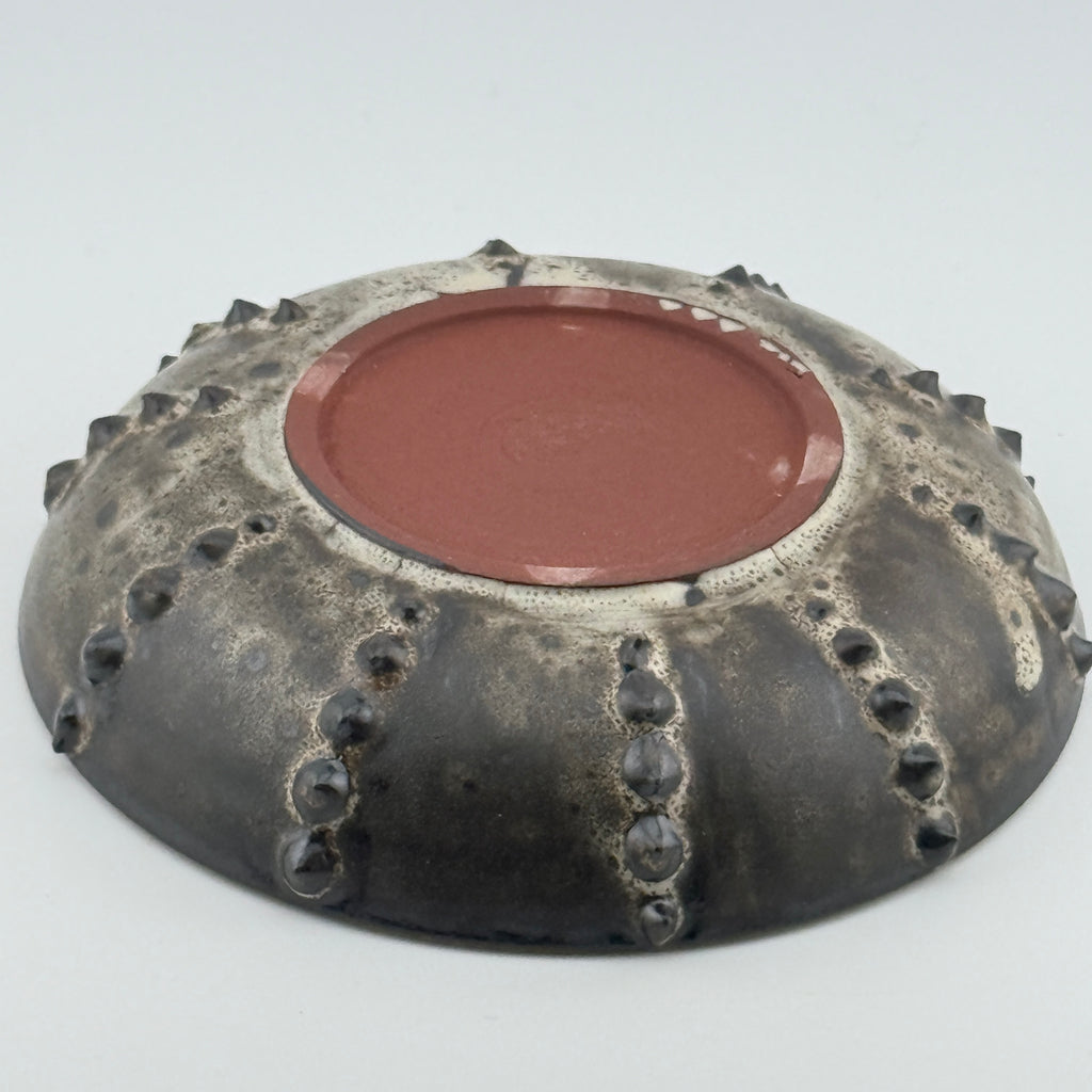 Assiette creuse Oursin en grès rouge – Blanc et noir