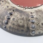 Assiette creuse Oursin en grès rouge – Blanc et noir
