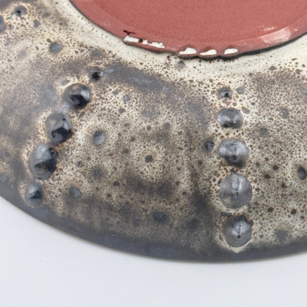 Assiette creuse Oursin en grès rouge – Blanc et noir