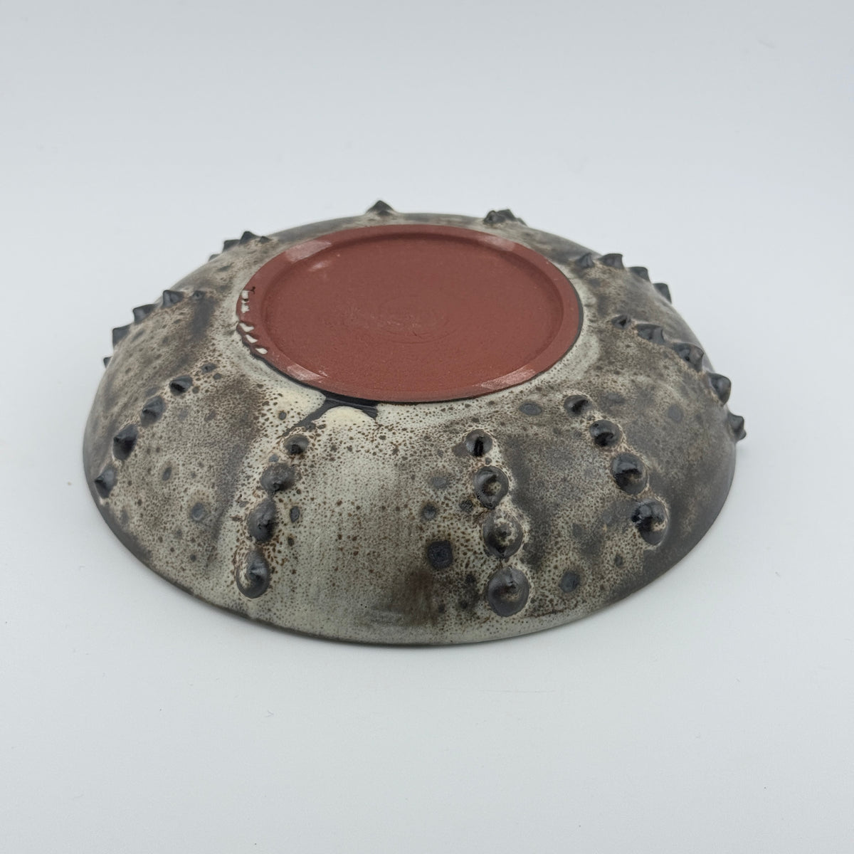 Assiette creuse Oursin en grès rouge – Blanc et noir