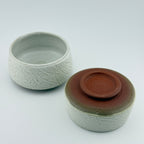 Duo de bols à thé japonais – Grès rouge sauvage de l’Estérel, blanc mat satiné texturé