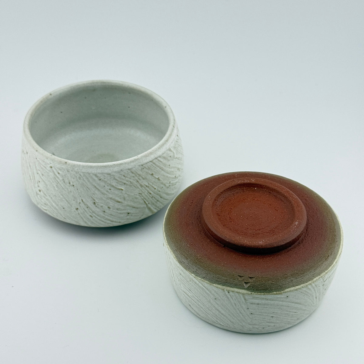 Duo de bols à thé japonais – Grès rouge sauvage de l’Estérel, blanc mat satiné texturé