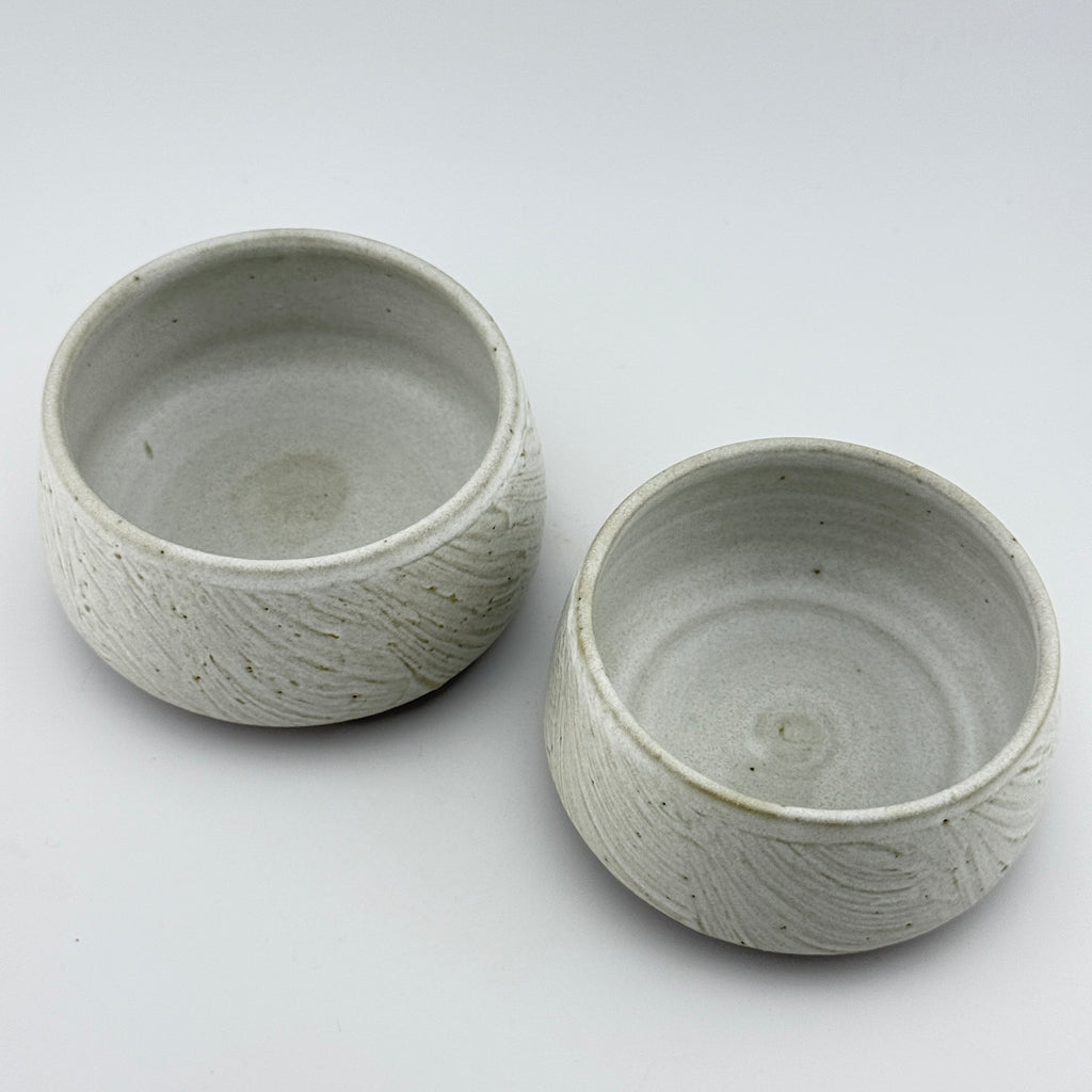 Duo de bols à thé japonais – Grès rouge sauvage de l’Estérel, blanc mat satiné texturé