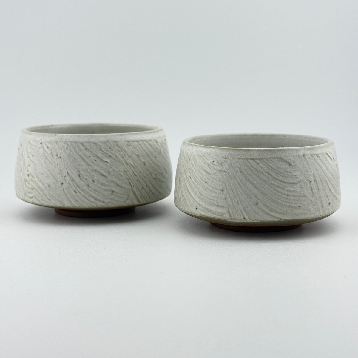 Duo de bols à thé japonais – Grès rouge sauvage de l’Estérel, blanc mat satiné texturé