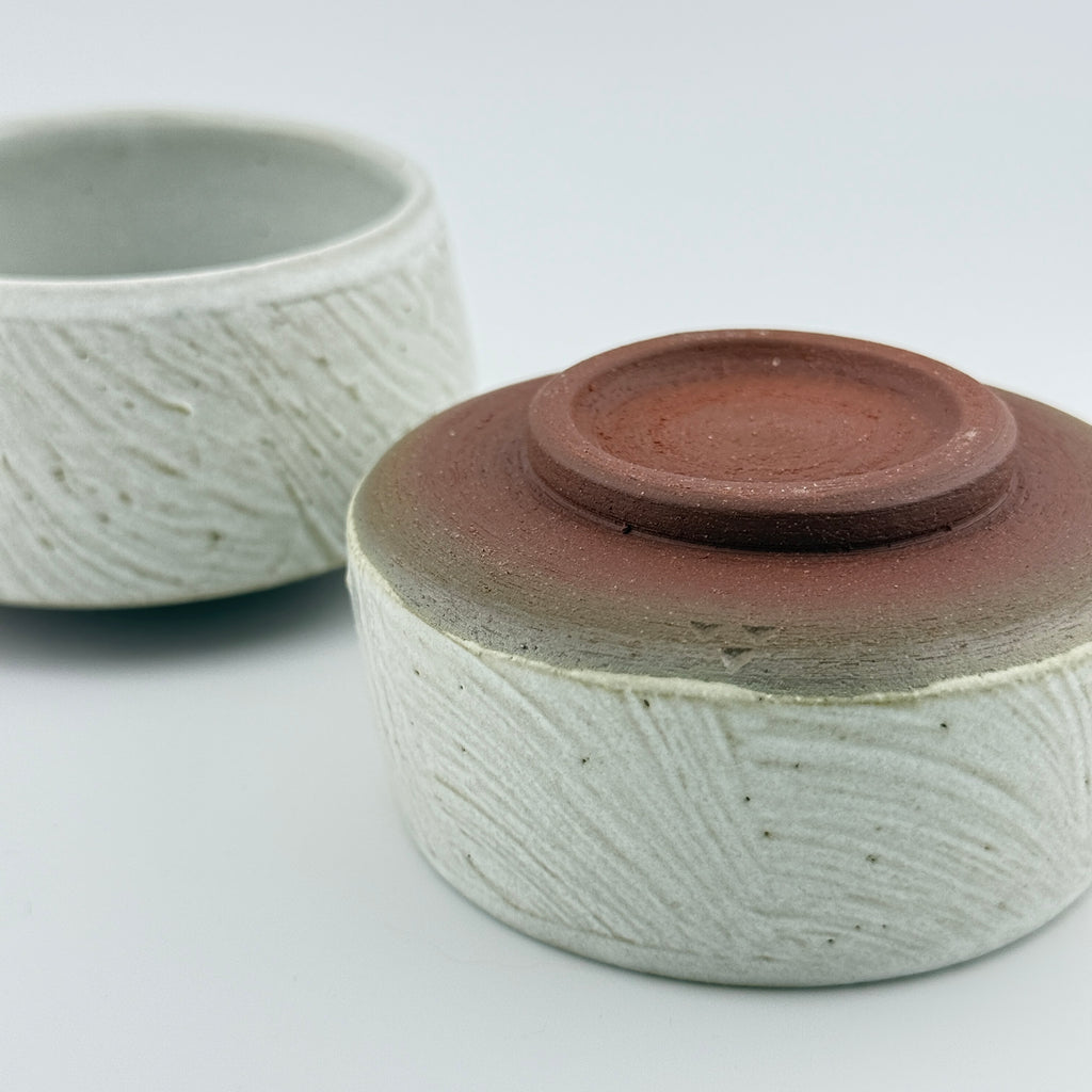 Duo de bols à thé japonais – Grès rouge sauvage de l’Estérel, blanc mat satiné texturé