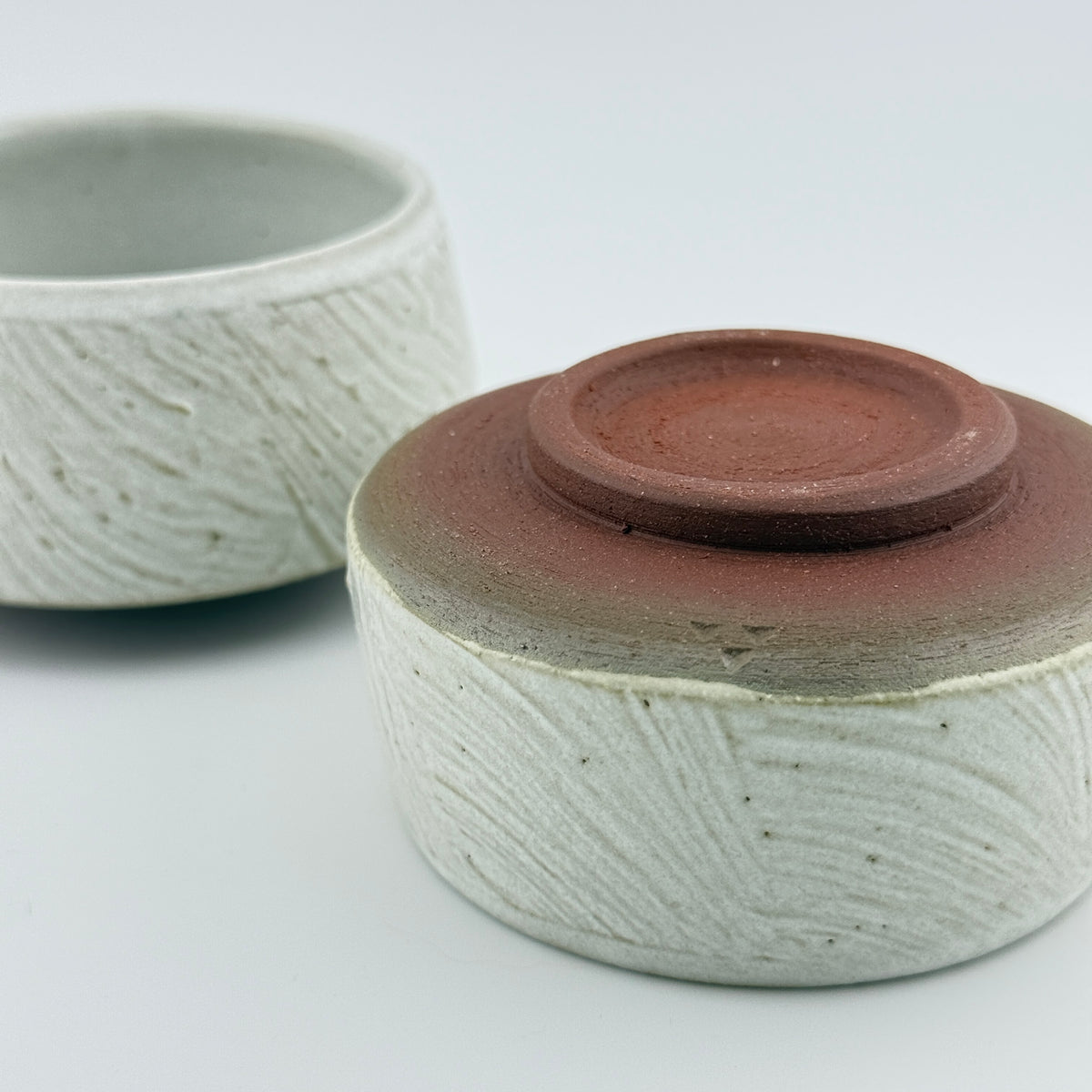 Duo de bols à thé japonais – Grès rouge sauvage de l’Estérel, blanc mat satiné texturé