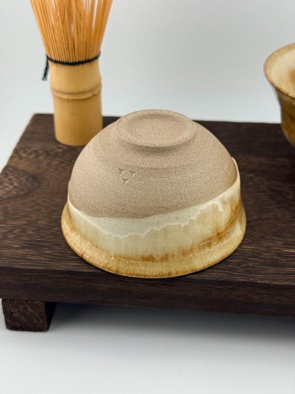 Détail d'un pied de bol Chawan en grès caramel Toffee, bol matcha wabi-sabi façonnés à la main par Terresme.