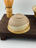 Détail d'un pied de bol Chawan en grès caramel Toffee, bol matcha wabi-sabi façonnés à la main par Terresme.