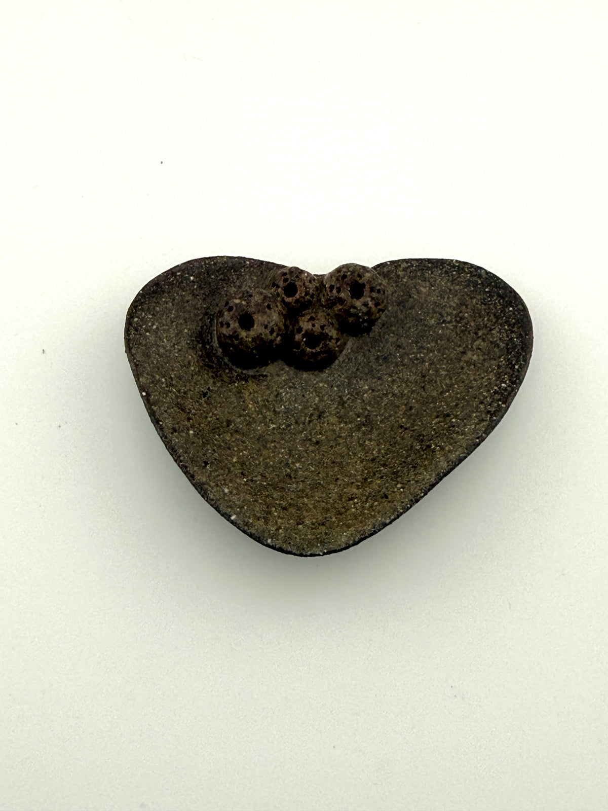 Coupelle en forme de cœur en grès noir, décor oursin