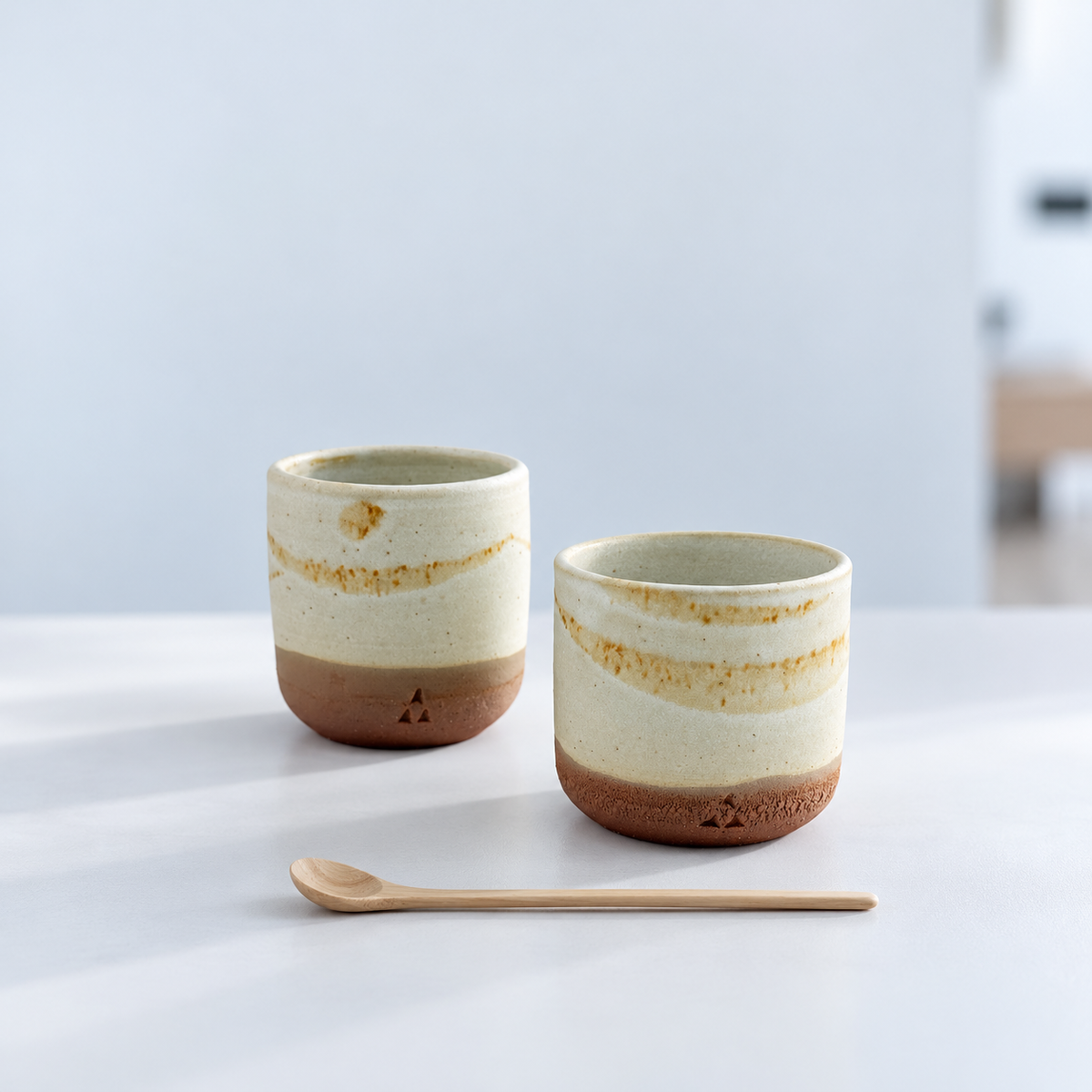 Duo de tasses à café en Grès rouge de récolte du massif de l’Esterel - Émail blanc mat opaque et vanille sablé - Wabi-Sabi