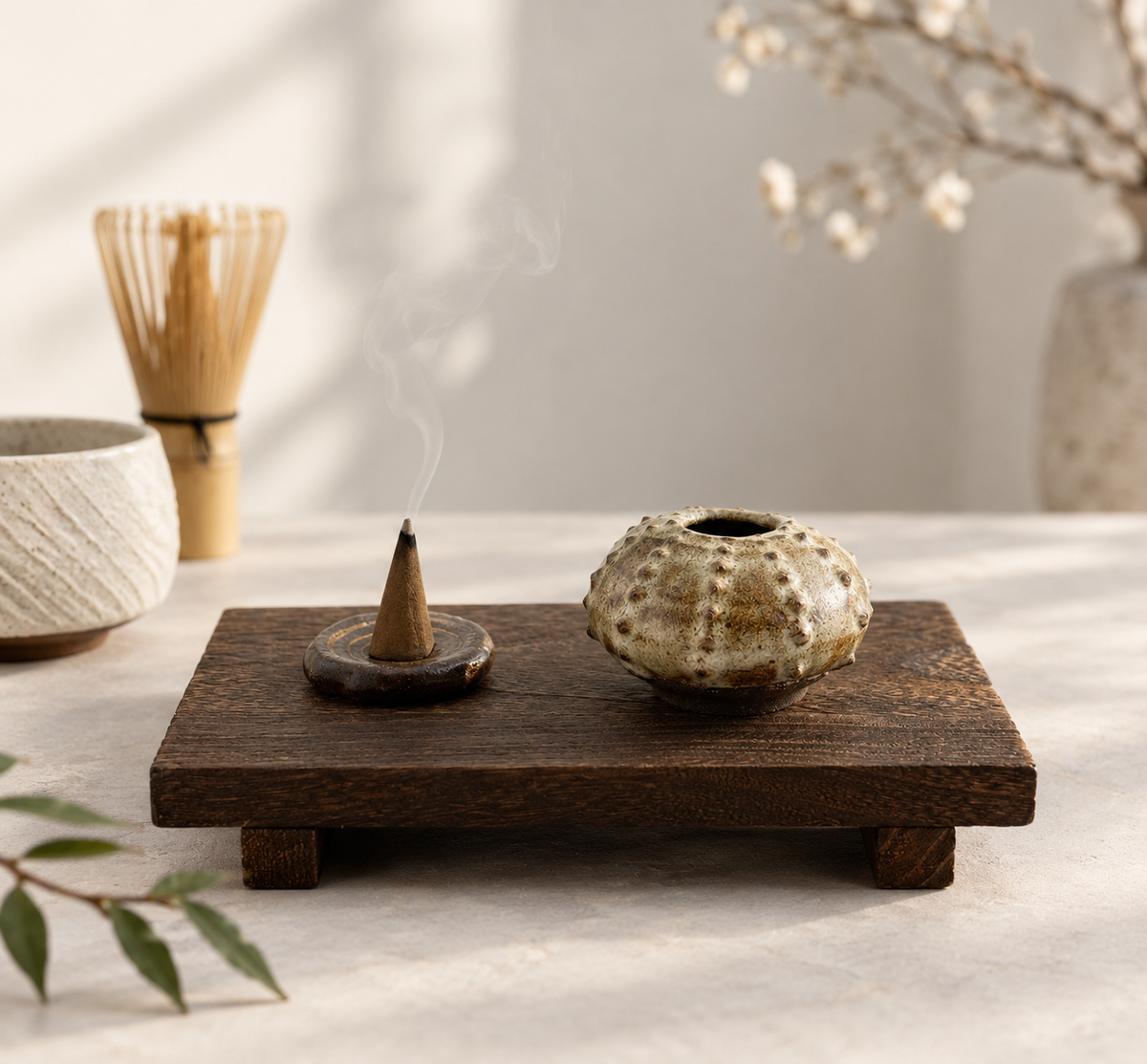 Oursin en grès noir African Stone – Émail blanc pyrité brillant
