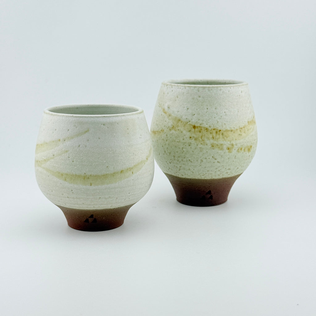 Tasses à thé en Grès rouge sauvage de l’Estérel – Blanc et nuances vanille