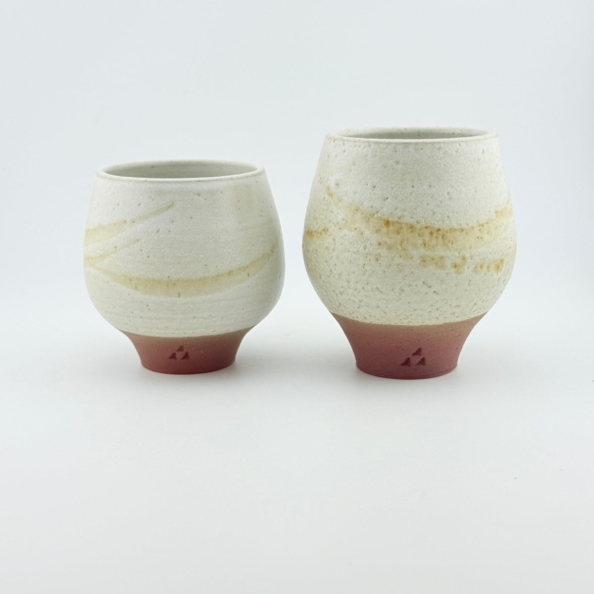 Tasses à thé en Grès rouge sauvage de l’Estérel – Blanc et nuances vanille
