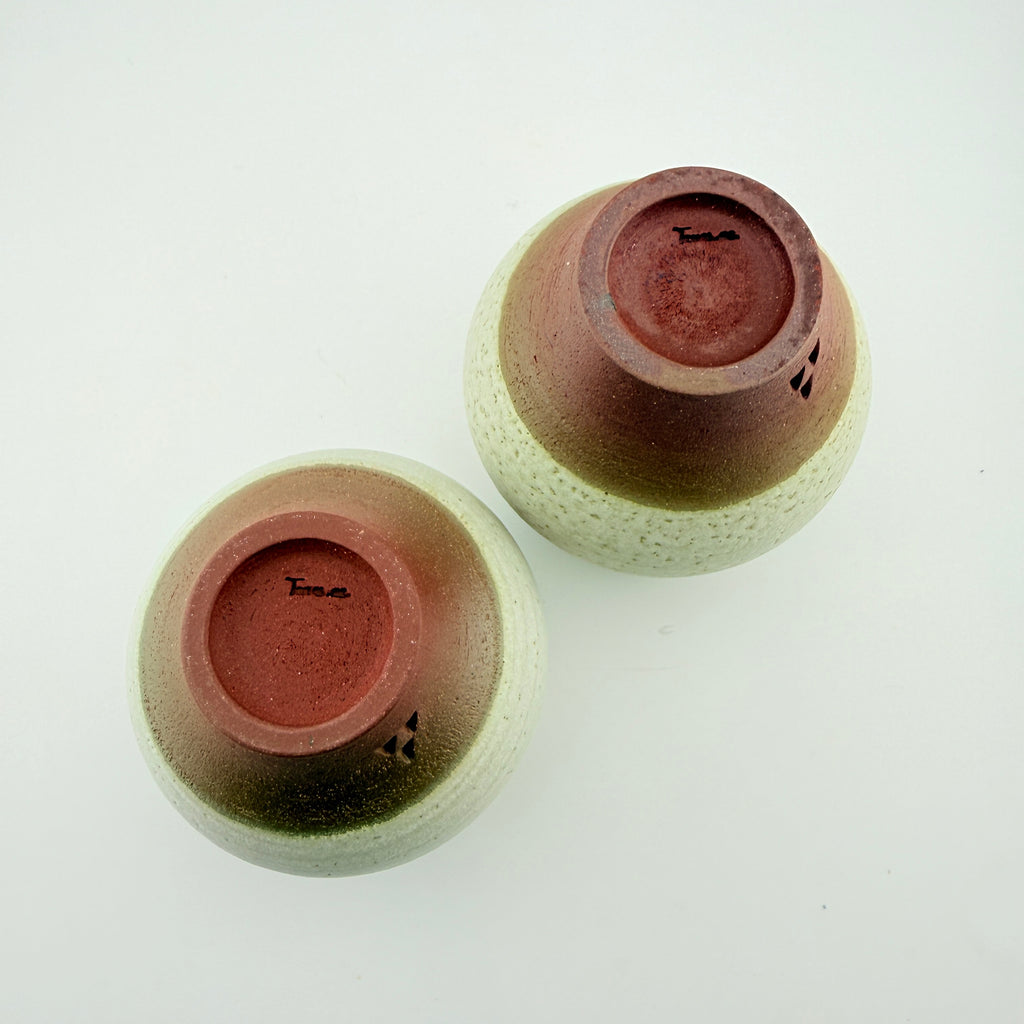 Tasses à thé en Grès rouge sauvage de l’Estérel – Blanc et nuances vanille