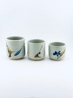 Yunomi en grès blanc avec décor sumi-e cobalt, tasses à thé japonaise façonnées à la main par Terresme.