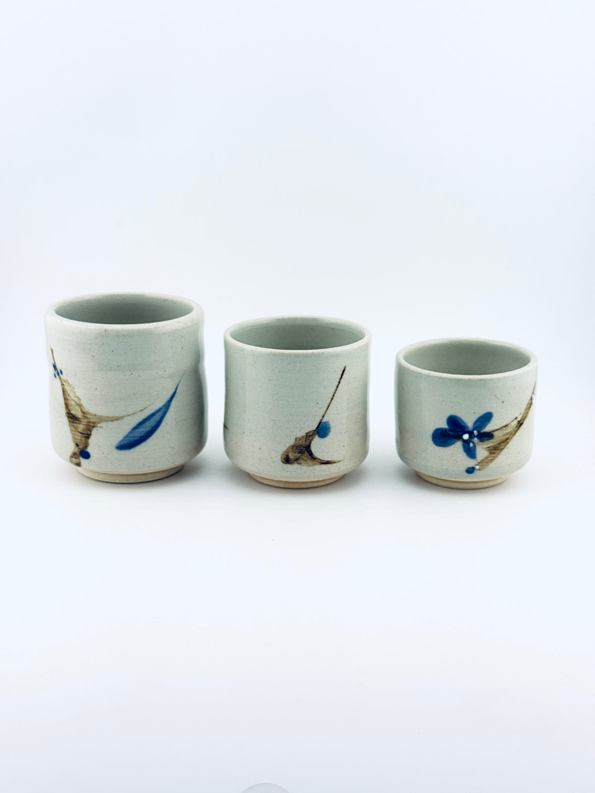 Yunomi en grès blanc avec décor sumi-e cobalt, tasses à thé japonaise façonnées à la main par Terresme.