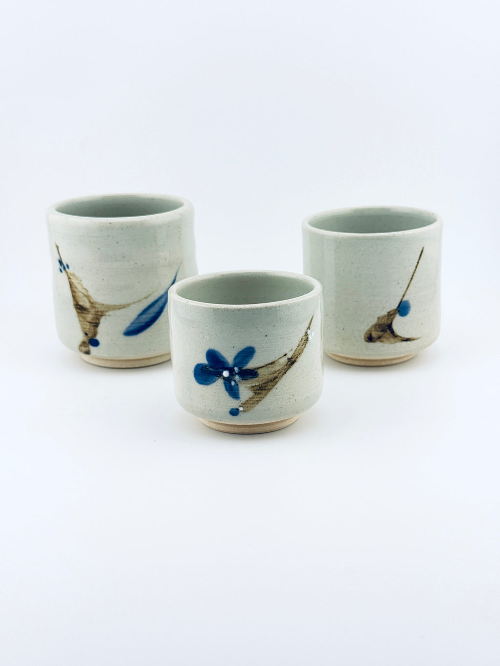 Yunomi en grès blanc avec décor sumi-e cobalt, tasses à thé japonaise façonnées à la main par Terresme.