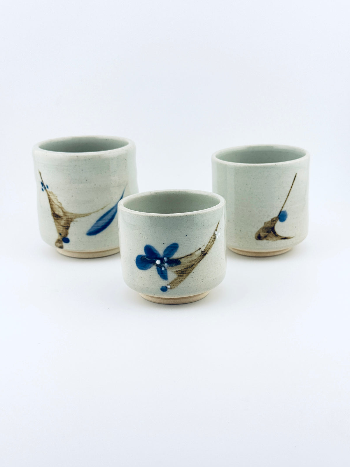 Yunomi en grès blanc avec décor sumi-e cobalt, tasses à thé japonaise façonnées à la main par Terresme.