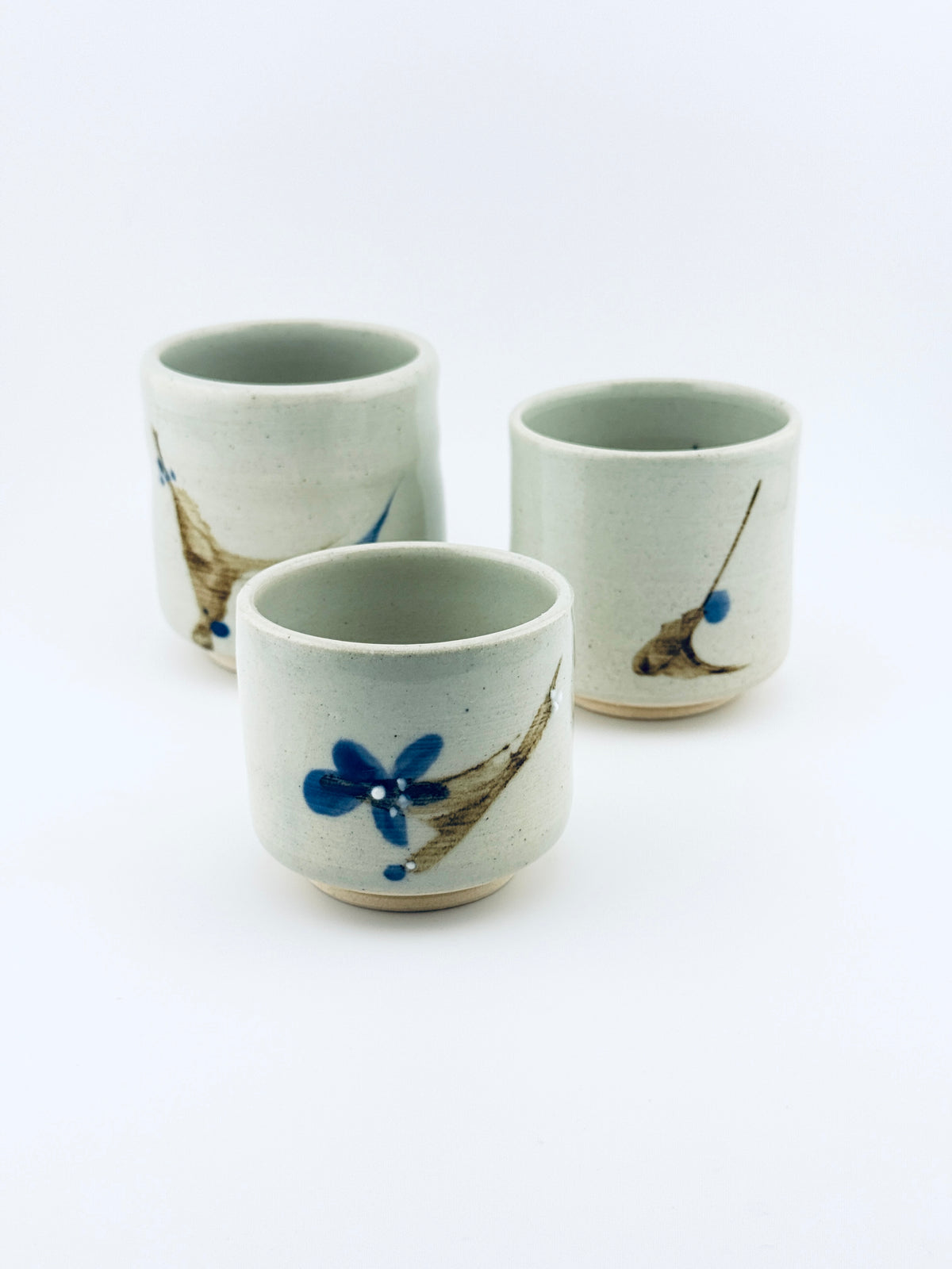 Yunomi en grès blanc avec décor sumi-e cobalt, tasses à thé japonaise façonnées à la main par Terresme.