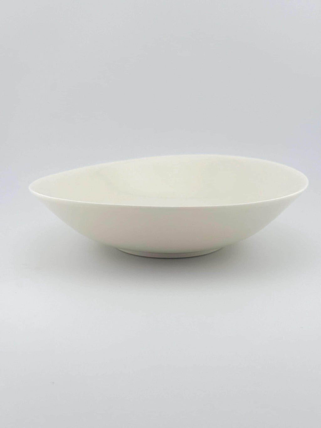 Assiette creuse en porcelaine blanche faite main, émail transparent brillant – Terres.me – vue 1