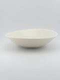Assiette creuse en porcelaine blanche faite main, émail transparent brillant – Terres.me – vue 1