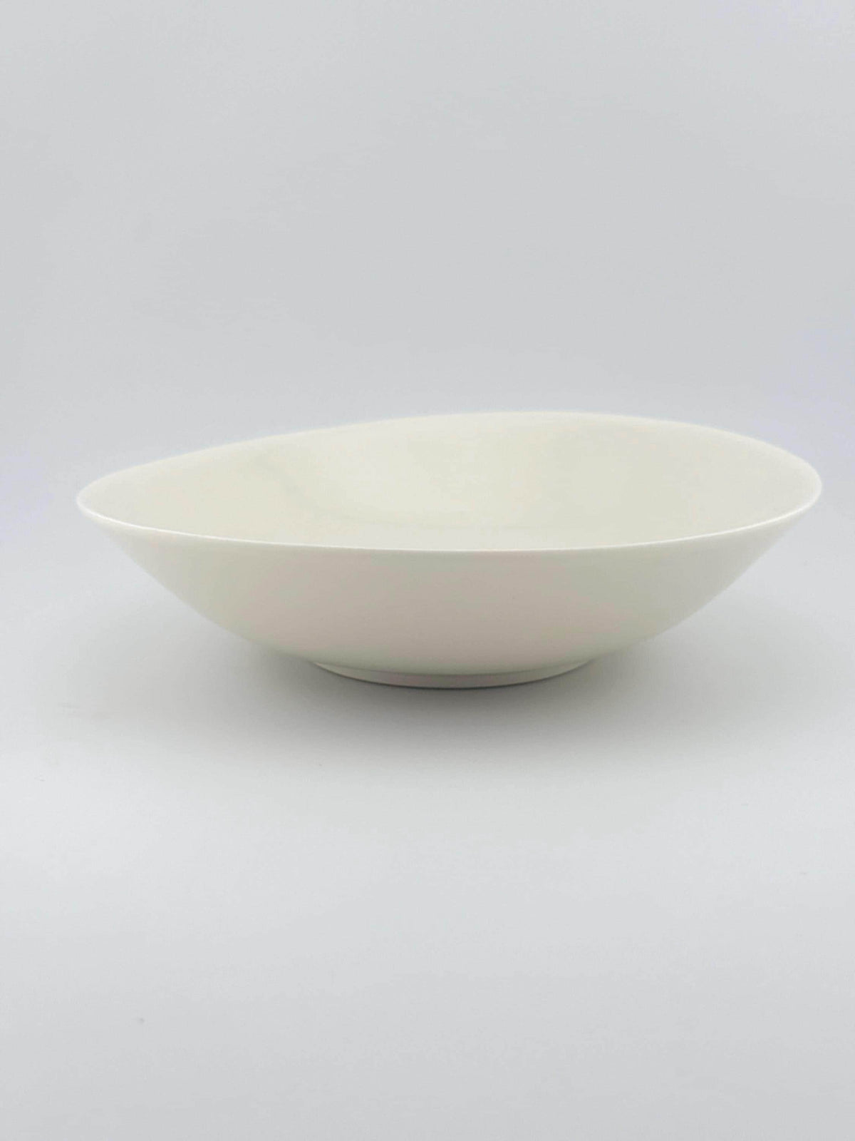 Assiette creuse en porcelaine blanche faite main, émail transparent brillant – Terres.me – vue 1