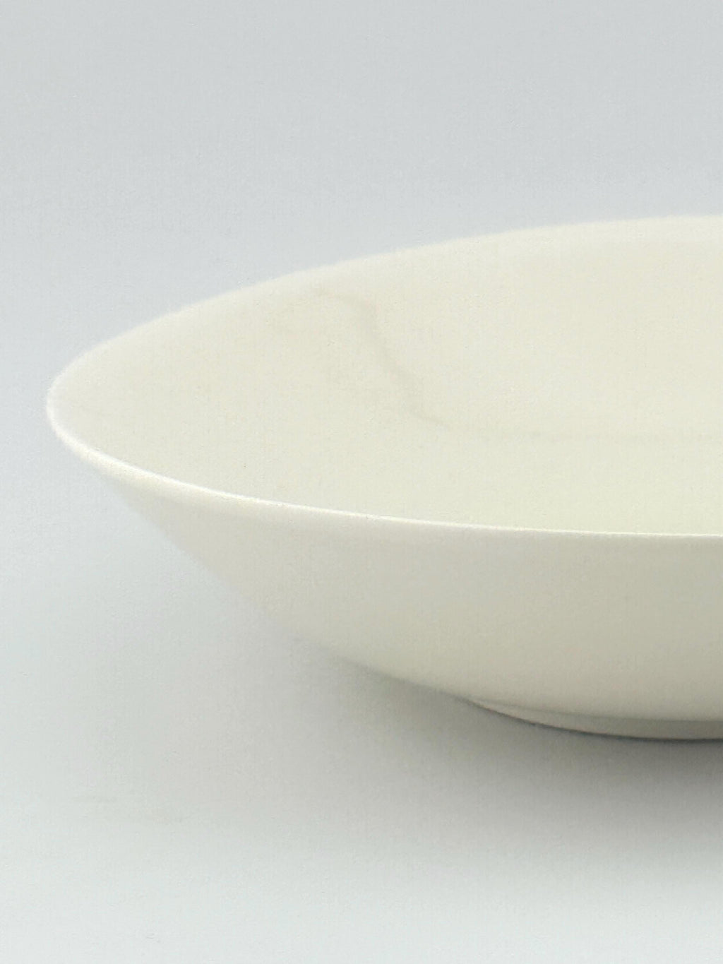 Assiette creuse en porcelaine blanche faite main, émail transparent brillant – Terres.me – vue 2