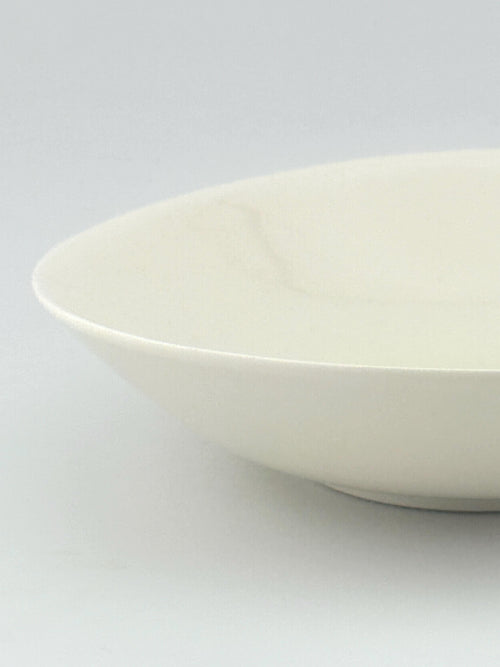 Assiette creuse en porcelaine blanche faite main, émail transparent brillant – Terres.me – vue 2