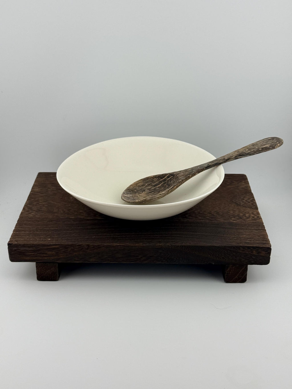 Assiette creuse en porcelaine blanche faite main, émail transparent brillant – Terres.me – vue 3