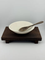 Assiette creuse en porcelaine blanche faite main, émail transparent brillant – Terres.me – vue 3