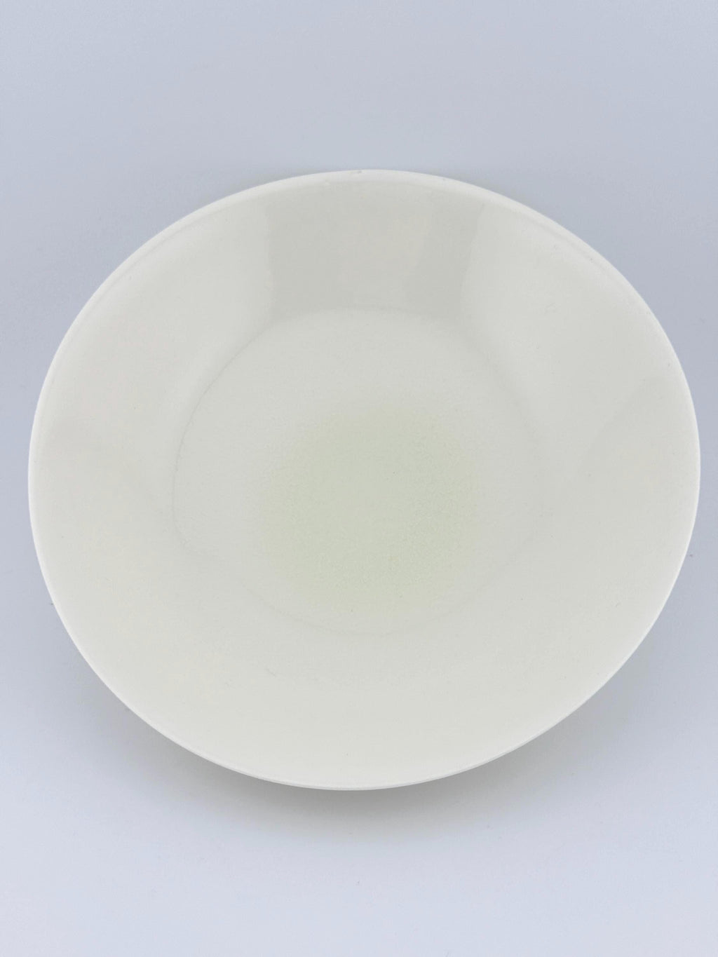 Assiette creuse en porcelaine blanche faite main, émail transparent brillant – Terres.me – vue 4