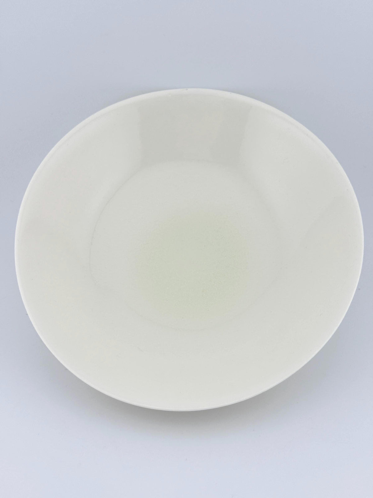 Assiette creuse en porcelaine blanche faite main, émail transparent brillant – Terres.me – vue 4