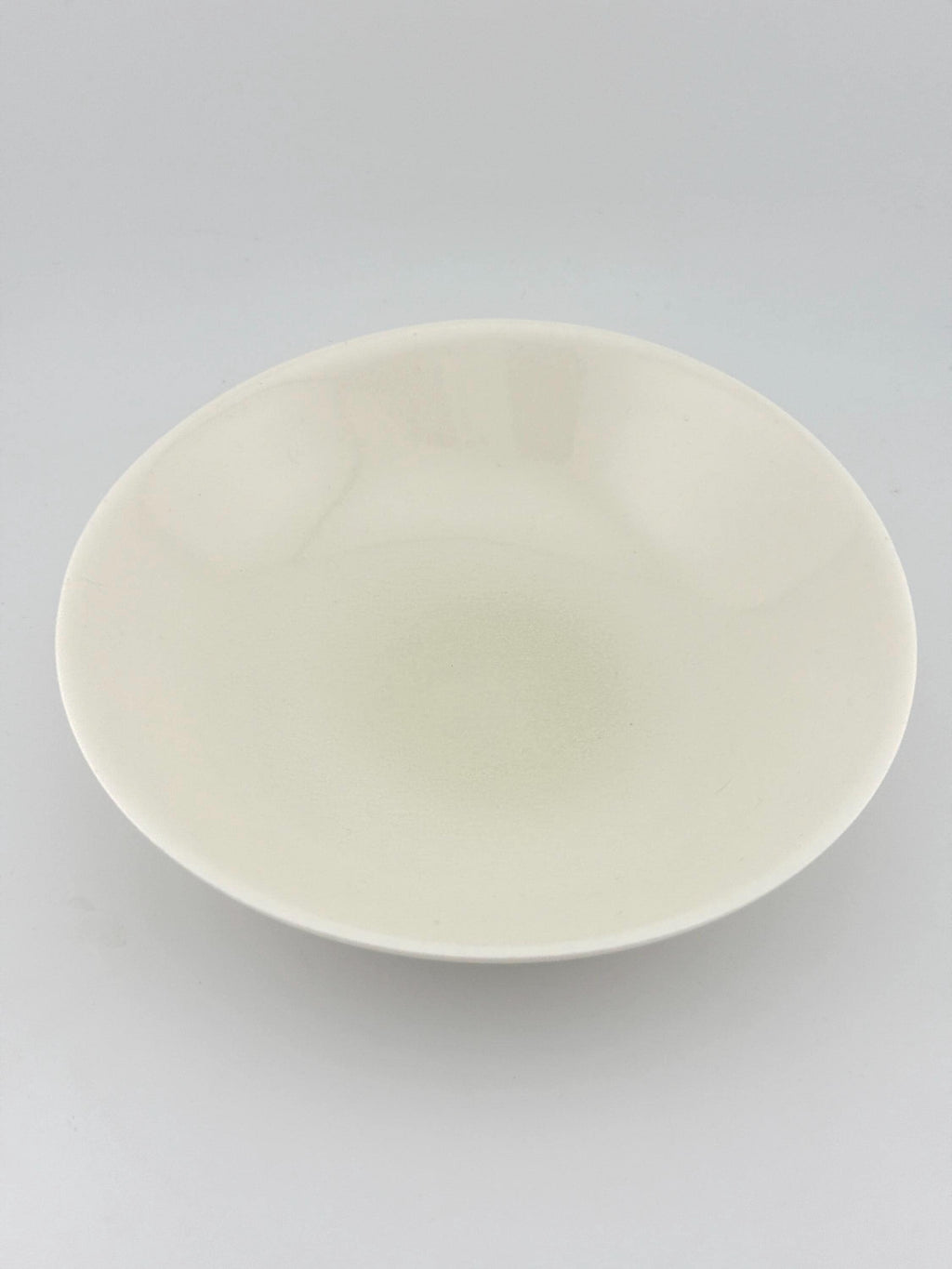 Assiette creuse en porcelaine blanche faite main, émail transparent brillant – Terres.me – vue 5