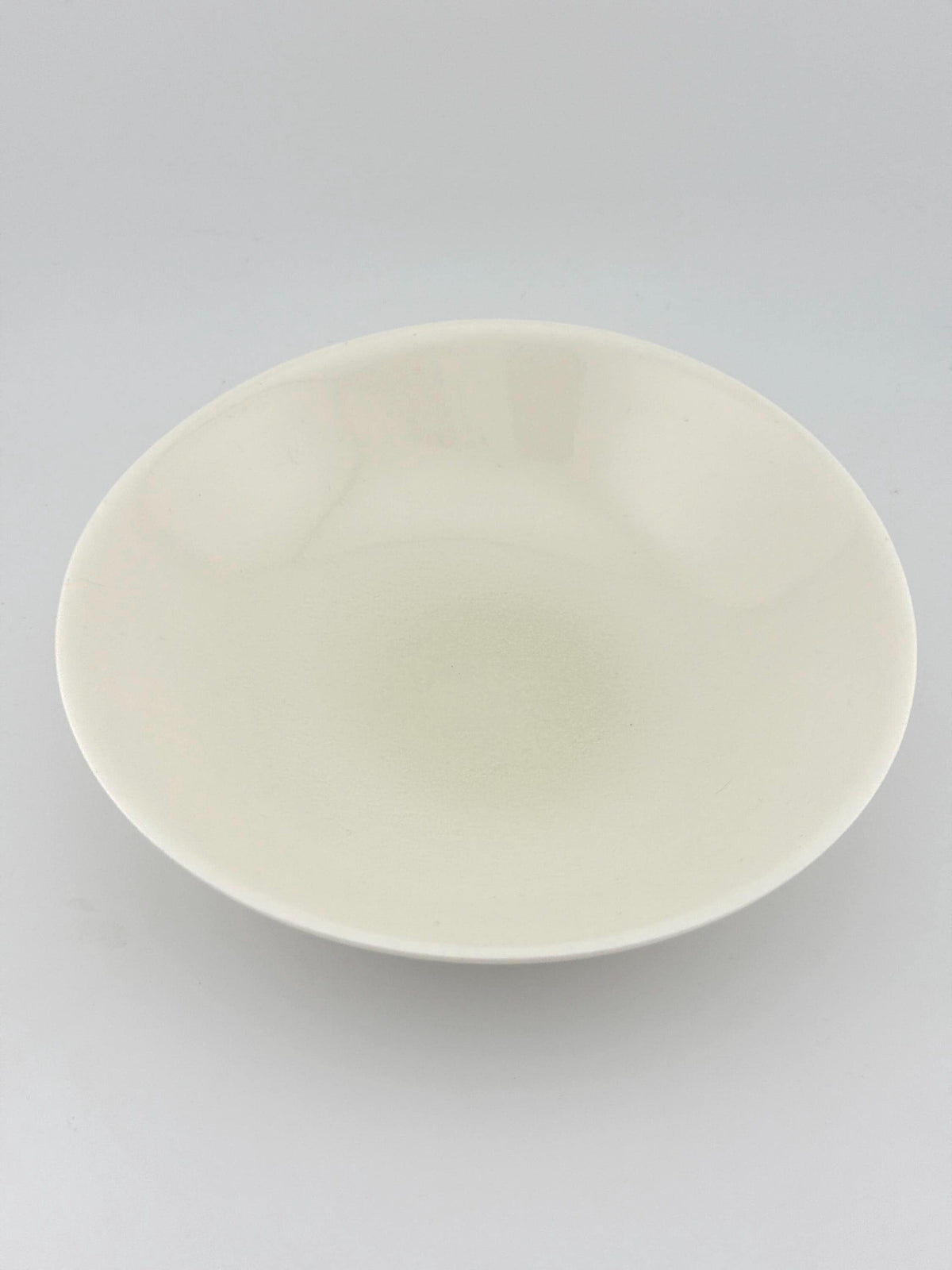 Assiette creuse en porcelaine blanche faite main, émail transparent brillant – Terres.me – vue 5