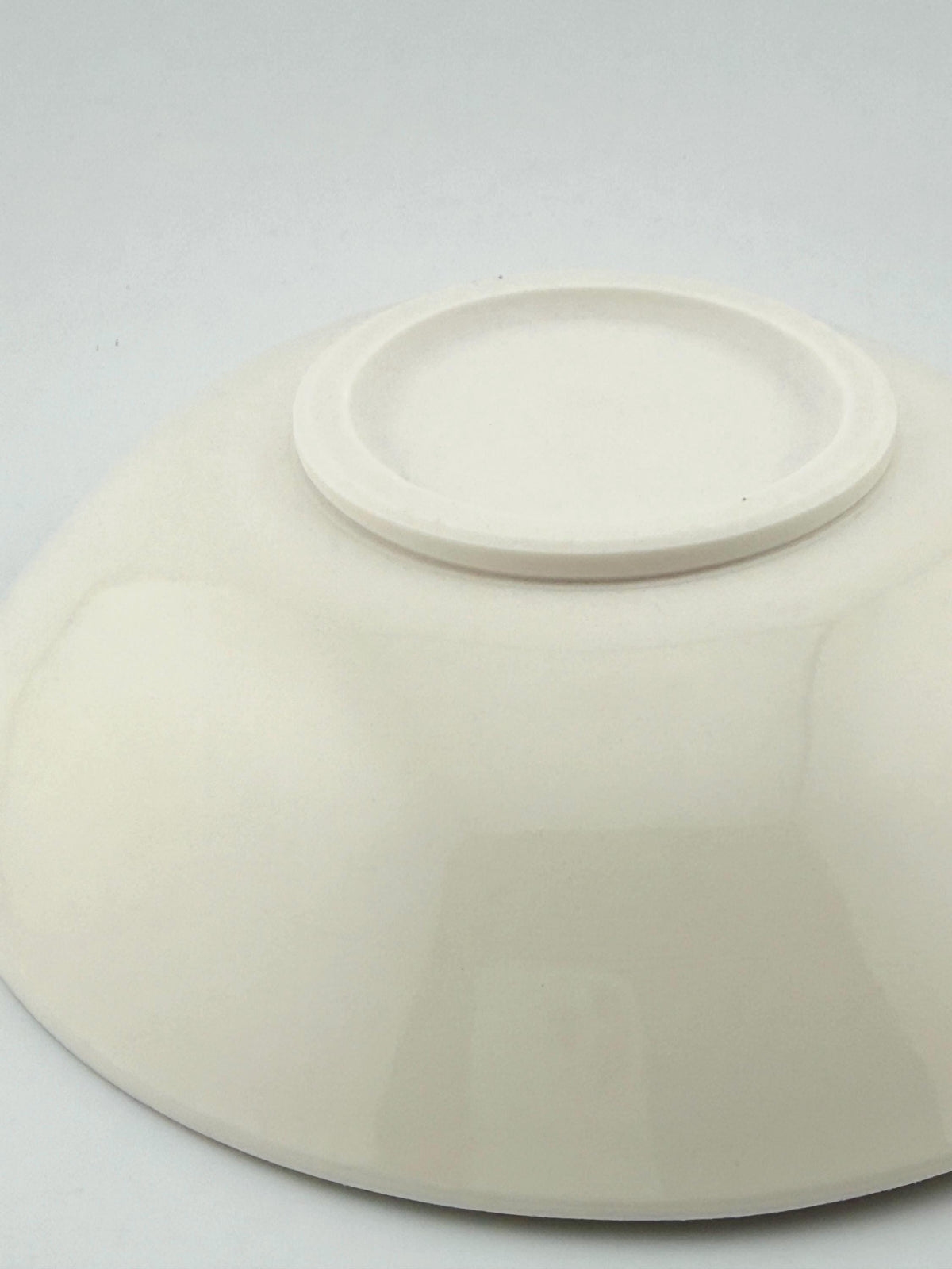 Assiette creuse en porcelaine blanche faite main, émail transparent brillant – Terres.me – vue 7