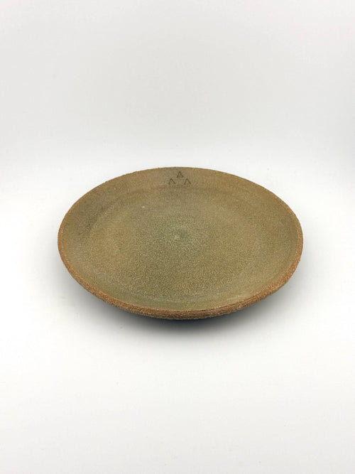 Assiette artisanale en grès roux chamotté sous céladon transparent, tournée à la main par Terres.me.